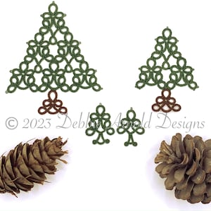 Könnte beinhalten: Drei grüne und braune gehäkelte Weihnachtsbaumschmuckstücke, zwei kleine und ein großes, mit zwei braunen Tannenzapfen.