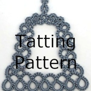 Op de afbeelding: Een grijs gecrochet gehaakt patroon in de vorm van een bel met de tekst "Tatting Pattern" en "copyright Debbie Arnold".