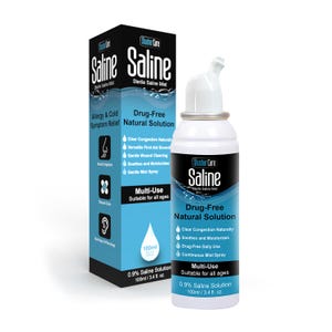 Puede incluir: Una botella y caja de spray de niebla salina blanca y azul. La caja y la botella presentan la palabra "Saline" en blanco y el texto "Solución natural sin fármacos". La caja y la botella están etiquetadas como "Multi-Uso Apto para todas las edades". La botella contiene 100 ml.