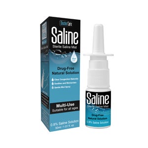 Könnte beinhalten: Eine weiße und blaue Schachtel und Flasche mit Saline Sterile Saline Mist. Auf der Schachtel steht "Drug-Free Natural Solution" und "0,9% Saline Solution". Die Flasche ist weiß mit Sprühkopf und dem gleichen Text wie die Schachtel.