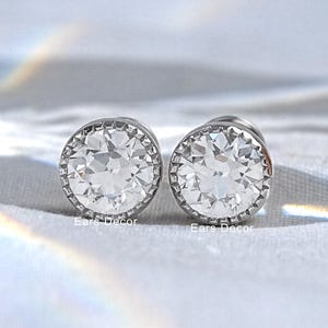 Pendientes de botón solitario con diamante de laboratorio de talla redonda OEC, engaste con tachuelas milgrain, cierre de rosca, pendientes minimalistas para ella.