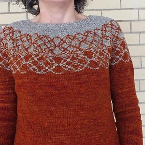 Peut inclure: Un pull en tricot avec un dégradé de couleurs brun et gris. Le pull a un col en dentelle blanc et gris.