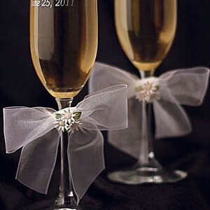 Daisy Bouquet Wedding Toasting Glasses - Custom Engraving Available