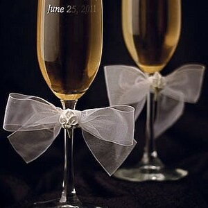 Calla Lily Bouquet Wedding Toasting Glasses - Custom Engraving Available