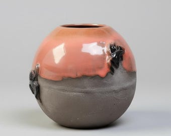 Jarrón esférico de cerámica Lava & Whiskers – Ratones alados en arcilla volcánica, Ø10×10 cm