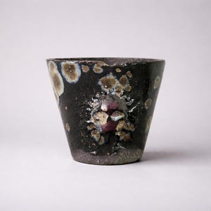 Mini Vaso de Cerâmica em Formato de Crânio de Obsidiana – Guardião para Shots e Suculentas, Ø4×4 cm