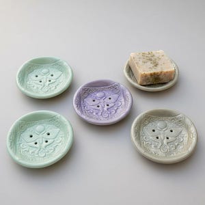 Moon Phase Moth Ceramic Soap Dish – Celestial Bathroom Ritual, Ø10 × 2 cm