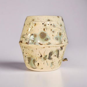 Spider Imprint Vase – Speckled Ceramic Vessel, Ø8× 10 cm
