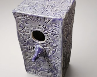 Casita para pájaros de cerámica Insect Chorus – Retiro de Vidas Pequeñas, 10×8×17,5 cm