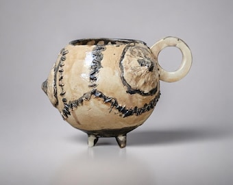Taza de cerámica con puntadas en la piel – Vasija macabra de artesanía corporal, Ø8,5×7,5 cm