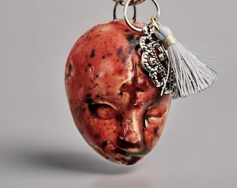 Llaveros con cara de bebé: inquietantes dijes de cerámica, 4×3 cm, varios diseños