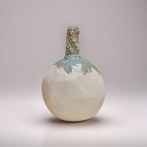 Ocean’s Grip Ceramic Vase – Held By The Deep, Ø9×13 cm