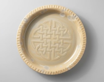 Plato de cerámica Alma Celta – Nudo infinito de herencia y conexión, Ø21×1,5 cm