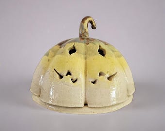 Harvest Pumpkin Tealight – Ceramic Halloween Lantern, Ø11×8 cm