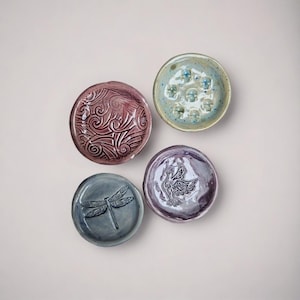 Platillos de cerámica Whispered Moments – Pequeños rituales sostenidos con delicadeza, Ø7–8 cm, varios diseños