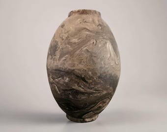 Jarrón de cerámica de tierra jaspeada – Recipiente ritual en tonos piedra, Ø11×17 cm