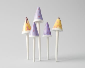 Estaca de cerámica con forma de hongo vibrante para jardín – Marcador de plantas de bosque, 20–26 cm, varios diseños