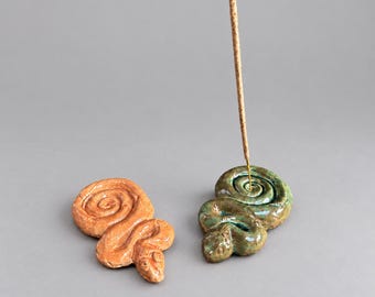 Coiling Snake Ceramic Incense Holder – Serpent Smoke Ritual, 11.5 × 7 × 2 cm