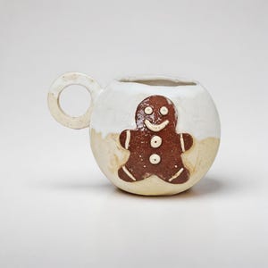 Frostig pepparkaksmugg i keramik – Jolly Season Warmth, Ø11×10 cm