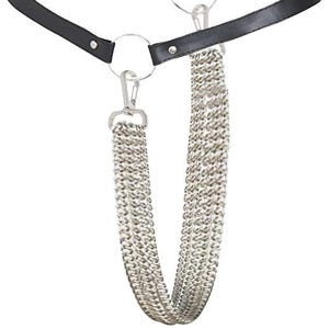 Puede incluir: Cinturón de cuero negro con detalles de cadena de metal plateado. El cinturón presenta un diseño sencillo con dos anillos metálicos y una cadena colgante. Diseñado para usar alrededor de la cintura.