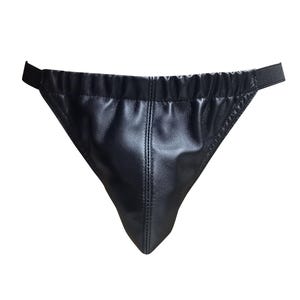 Puede incluir: Ropa interior de cuero negro con cintura elástica. La prenda tiene forma triangular con costuras cosidas en la parte delantera. El material parece liso y brillante.