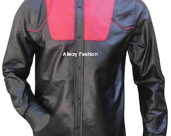 Peut inclure: Chemise en cuir noir avec empiècement rouge et bordure rouge. La chemise a un col officier et une fermeture boutonnée. Le texte "Allezy Fashion" est imprimé sur la chemise.
