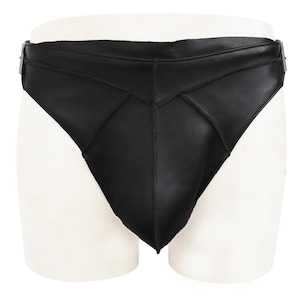 Könnte beinhalten: Schwarze Unterwäsche mit geometrischem Design. Das Kleidungsstück besteht aus einem glatten, glänzenden Material und hat einen Bund mit Schnallenverschluss. Das Design umfasst genähte Paneele, die einen strukturierten Look erzeugen.