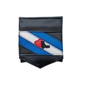 Puede incluir: Un juego de tres cuencos de cerámica anidados en tonos azules, verdes y blancos. Los cuencos presentan un esmalte moteado y un diseño sencillo y moderno. El cuenco más grande tiene aproximadamente 18 cm de diámetro.