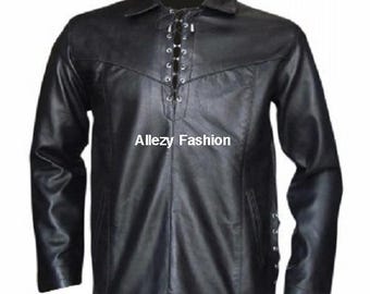 Op de afbeelding: Zwart leren shirt met een kraag en vetersluiting aan de voorkant. Het shirt met lange mouwen heeft een getailleerde pasvorm en draagt de tekst "Allez Fashion".