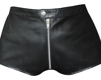 Könnte beinhalten: Schwarze Leder-Shorts mit silbernem Reißverschluss und Knopfverschluss am Bund. Die Shorts haben ein klassisches, maßgeschneidertes Design, das für verschiedene Anlässe geeignet ist. Das Kleidungsstück ist aus glattem, hochwertigem Leder gefertigt.