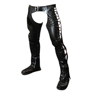 Puede incluir: Chaps de cuero negro con cinturón en la cintura y detalles de cordones en las piernas exteriores. Los chaps se extienden hasta los tobillos y presentan un diseño similar a una bota.