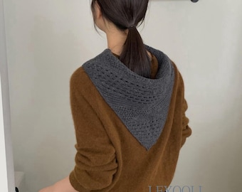 Bufanda triangular de lana gris, pañuelo de cuello de punto de ganchillo, chal versátil.