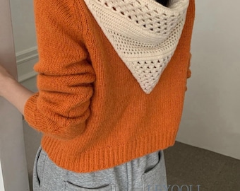Bufanda triangular de lana beige, pañuelo de punto de ganchillo, chal de invierno versátil.