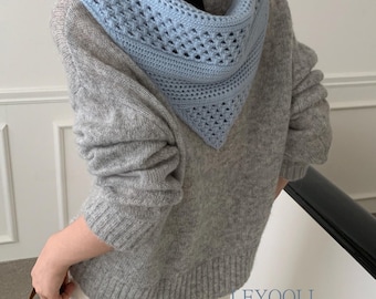 Bufanda triangular de lana azul claro, pañuelo de punto de ganchillo, chal versátil.
