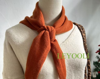 Bufanda triangular naranja 100 % lana / Pañuelo minimalista de punto suave para invierno