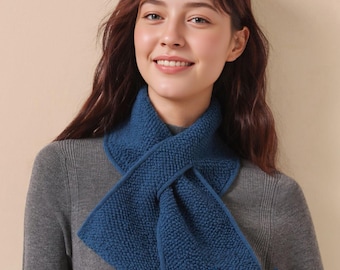 Bufanda de lana de oveja azul celeste con cuello cruzado texturizado.