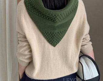 Bufanda triangular de lana verde oliva, pañuelo de cuello de punto de ganchillo, chal versátil.