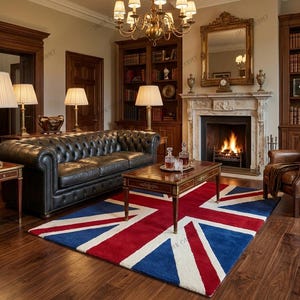 Könnte beinhalten: Ein rechteckiger Teppich mit dem Union Jack-Flaggenmuster in Rot, Weiß und Blau. Der Teppich liegt auf einem dunklen Holzboden in einem Raum mit Ledersofa, Holztisch, Kamin und eingebauten Bücherregalen.