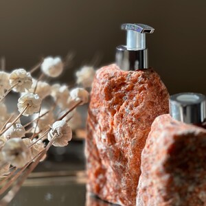 Distributeur de savon pour les mains en pierre, shampooing, lotion pour les mains, savon à vaisselle, distributeur de savon rechargeable, bouteille en cristal brut, diffuseur en pierre, distributeur de savon de Noël