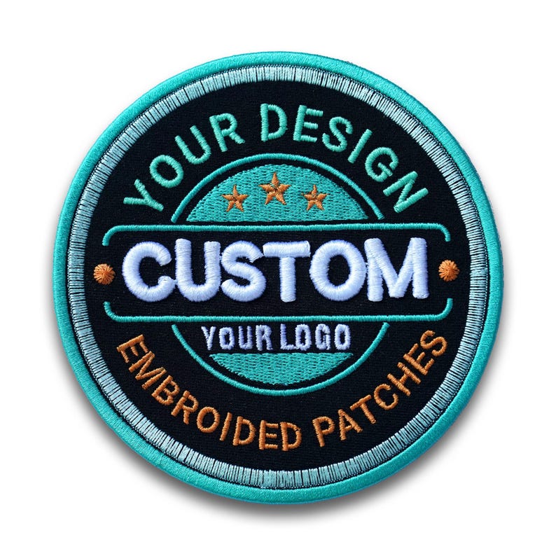 Pu&ograve; includere: Toppa rotonda ricamata con bordo turchese e testo. La toppa recita "YOUR DESIGN" in alto, "CUSTOM" al centro e "EMBROIDERED PATCHES" in basso. &Egrave; presente anche il testo "YOUR LOGO". La toppa ha uno sfondo nero.