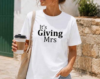 It’s Giving Mrs T-Shirt, Engagement Bride To Be Printed Top, Bachelorette Party Outfit, Bridal Shower Gift, Funny Bride Shirt Tee for Her