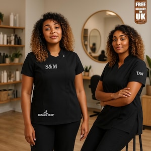 Túnica personalizada para salão de beleza com texto/logotipo, blusas bordadas para uniformes de beleza e spa, uniformes de trabalho para estética de cílios e unhas, presente para estilistas