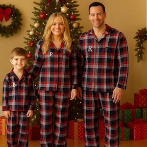 Pijama navideño bordado a juego, pijama familiar a cuadros escoceses con iniciales personalizadas, camisetas navideñas personalizadas para mamá, papá y niño, pijama familiar.