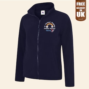 Chaqueta polar de enfermera bordada personalizada, chaqueta con cremallera completa y monograma médico personalizado, con diseño de bordado de huellas de bebé de arcoíris