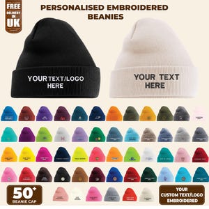 Può includere: Una selezione di oltre 50 berretti neri, bianchi e di vari colori con il testo "Your Text/Logo Here" ricamato sul davanti. I berretti sono disponibili in una varietà di colori e possono essere personalizzati con il tuo testo o logo.