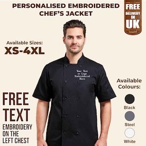 Op de afbeelding: Zwarte koksjas met korte mouwen en een knoopsluiting. De jas heeft een zak op de linker borst met de tekst "Your Text or Logo Embroidered Here". De tekst "FREE TEXT EMBROIDERY ON THE LEFT CHEST" staat aan de linkerkant van de afbeelding. De tekst "Available Sizes: XS-4XL" staat linksboven in de afbeelding. De tekst "Available Colours: Black, Steel, White" staat aan de rechterkant van de afbeelding.