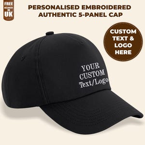以下が含まれることがあります： 「YOUR CUSTOM Text/Logo」と白い刺繍が施された黒い5パネルキャップ。 「PERSONALISED EMBROIDERED AUTHENTIC 5-PANEL CAP」の文字と、「CUSTOM TEXT & LOGO HERE」と書かれた円形グラフィックも特徴です。