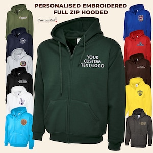 Op de afbeelding: Een selectie van hoodies met een volledige ritssluiting in verschillende kleuren, waaronder groen, blauw, rood, geel en zwart. Elke hoodie heeft een gepersonaliseerd geborduurd ontwerp met de tekst "YOUR CUSTOM TEXT/LOGO".