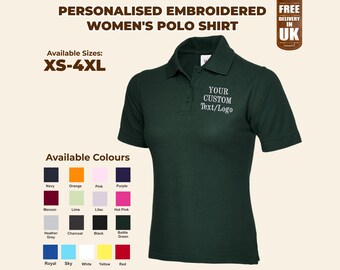 Może przedstawiać: Zielona koszulka polo z białym haftem z napisem "YOUR CUSTOM Text/Logo". Koszulka dostępna jest w różnych kolorach i rozmiarach, od XS do 4XL.