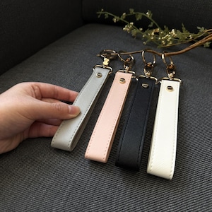 Llavero de cuero personalizado con correa para la muñeca, llavero para el coche, llavero para mujer, regalo para la mejor amiga, regalo para inauguración de la casa